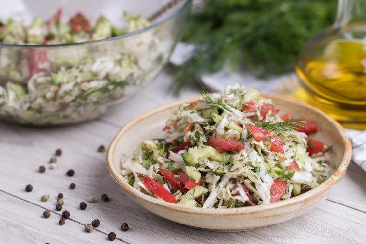 Ensalada de col, pepino y calabacín