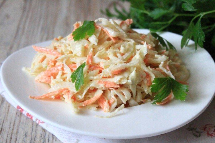 Ensalada de col, zanahoria y cebolla roja