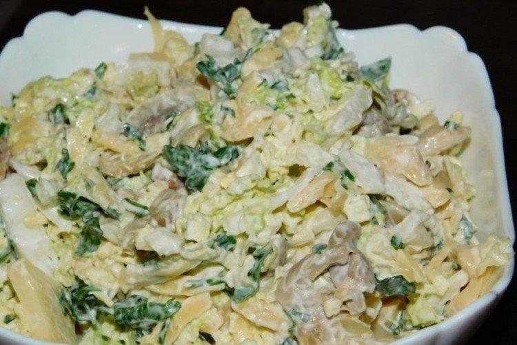 Ensalada de col, zanahoria y champiñones enlatados