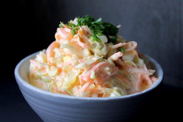 Ensalada de col, zanahoria y pepinillos