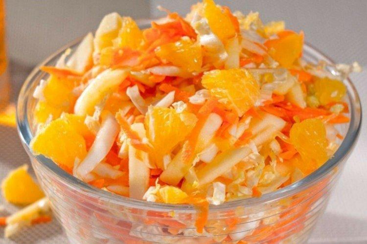 Ensalada de col fresca, zanahoria y naranjas