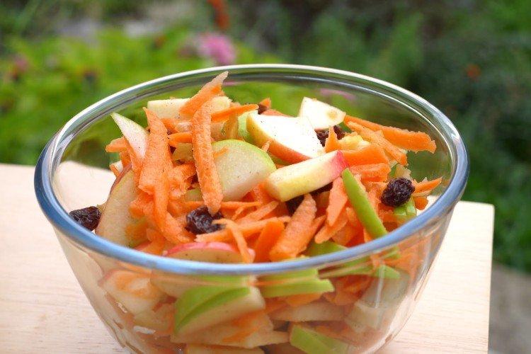 Ensalada de col fresca, zanahoria y pasas