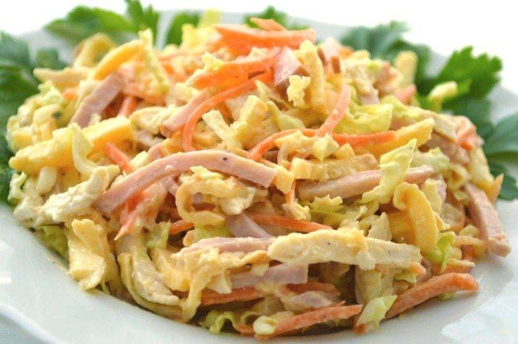Ensalada de pollo ahumado, col y zanahoria