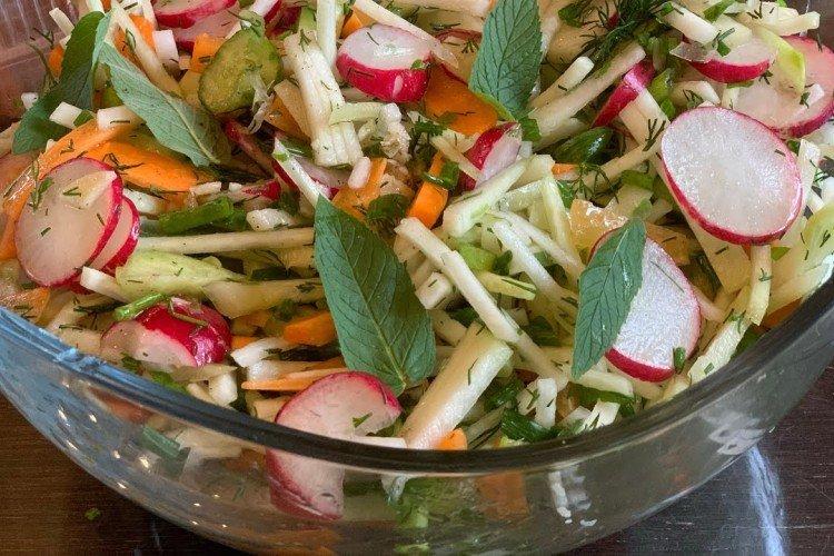 Ensalada de col fresca, zanahoria y espinacas