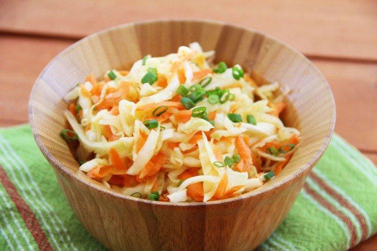 Ensalada de col, zanahoria y aderezo de naranja