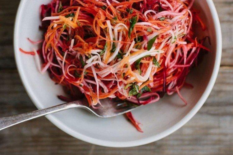 Ensalada de col fresca, zanahoria y remolacha