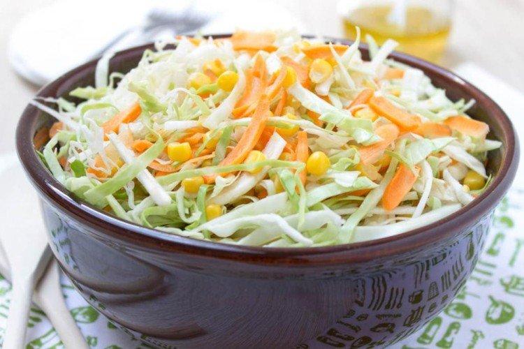 Ensalada de col, zanahoria y jengibre encurtido