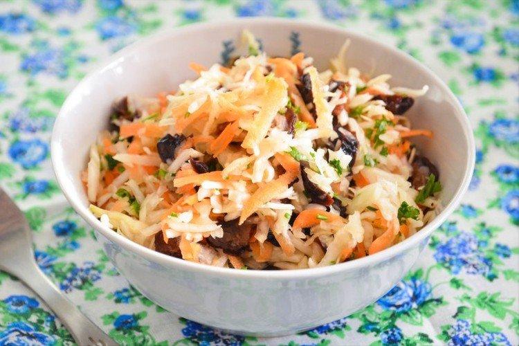 Ensalada de col fresca, zanahoria y ciruelas pasas