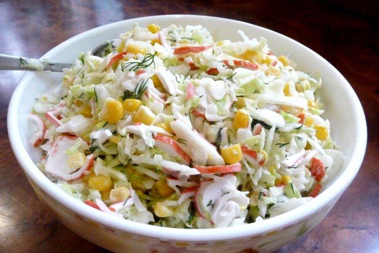 Ensalada de col, zanahoria y palitos de cangrejo
