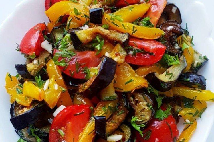 Ensalada de verduras con berenjena