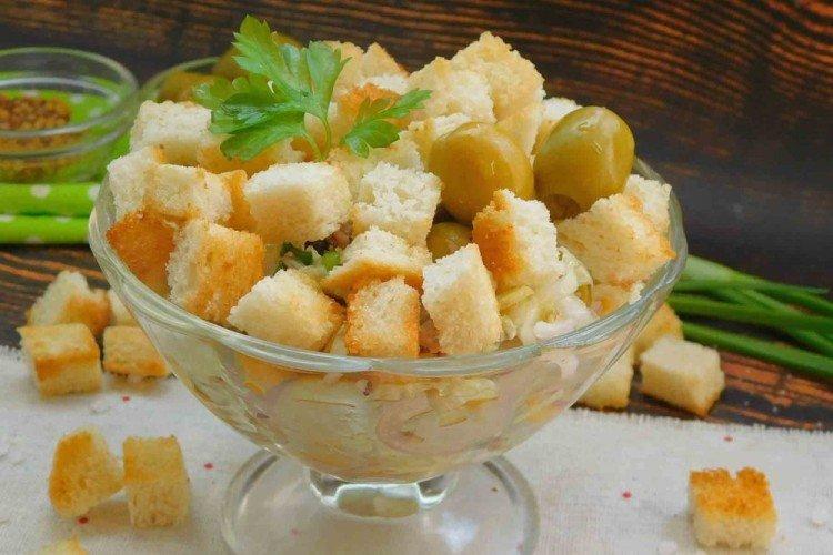 Ensalada rápida de atún y picatostes