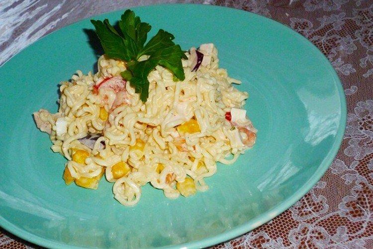 Ensalada de fideos instantáneos