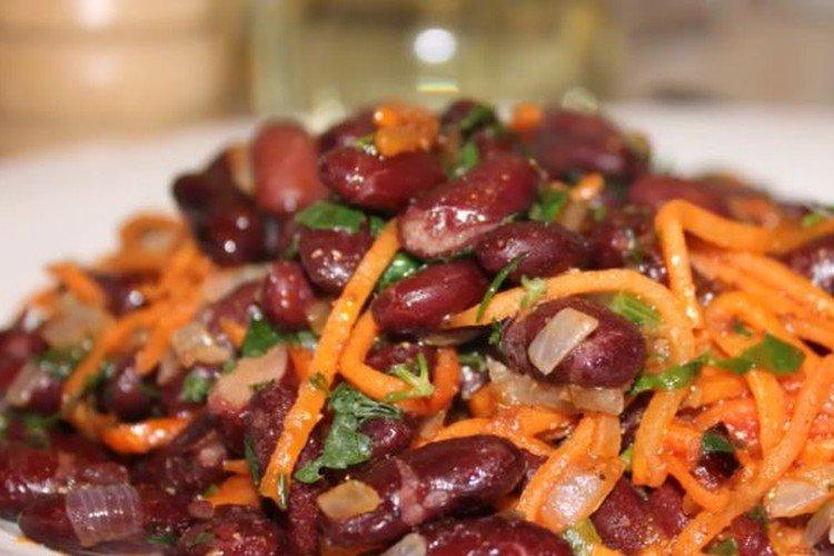 Ensalada con zanahoria coreana y frijoles