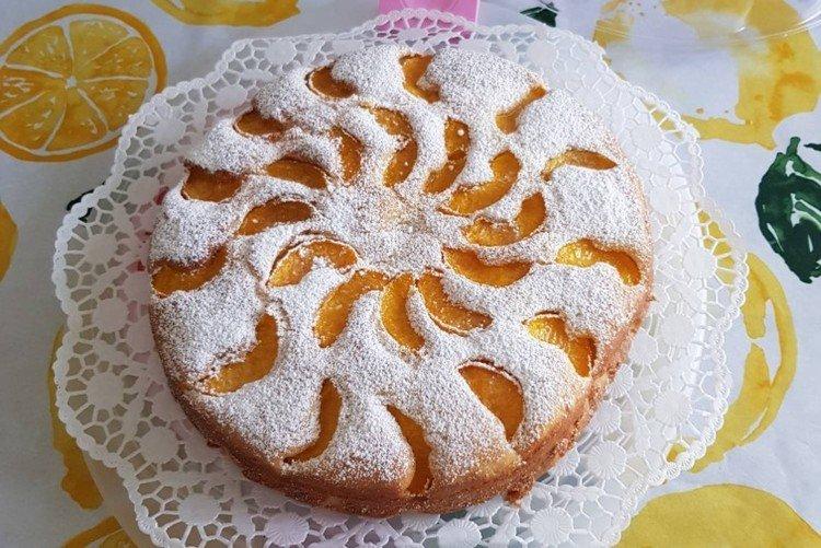 Pastel rápido de melocotones enlatados