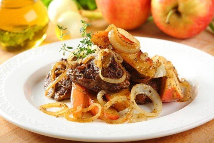 Hígado de pollo con manzana