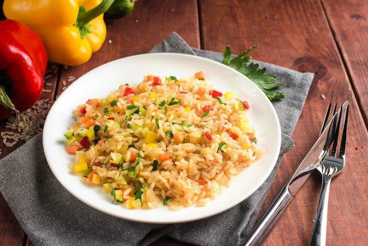 Arroz con verduras y salsa de miel y soja