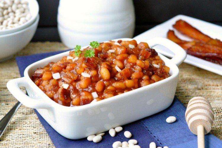 Frijoles enlatados con verduras y tocino