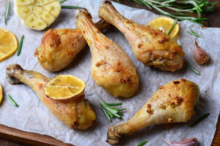Hähnchenschenkel mit Zitrone im Ofen