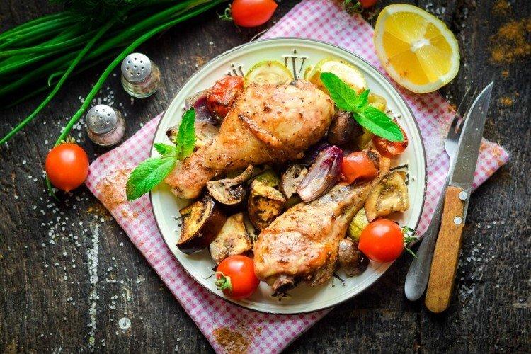 Hähnchenschenkel mit Gemüse im Ofen