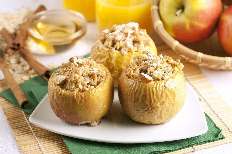 Manzanas con copos de avena al horno