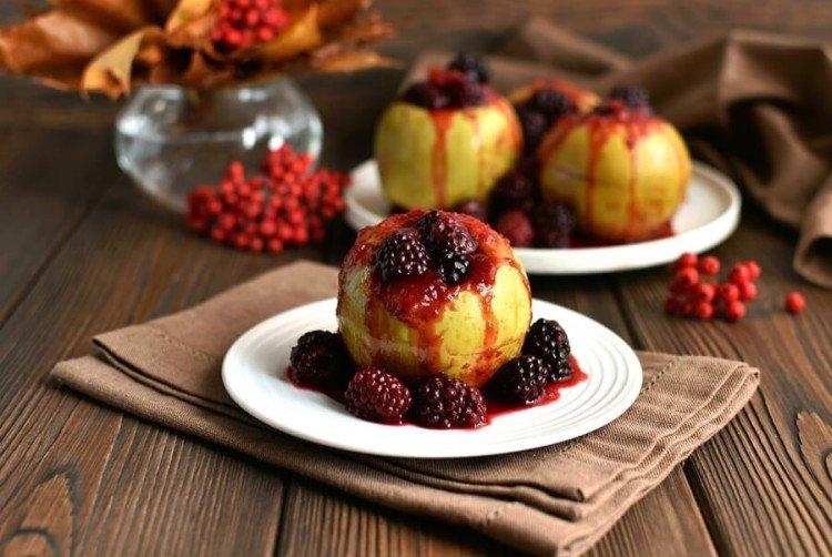 Manzanas asadas con bayas