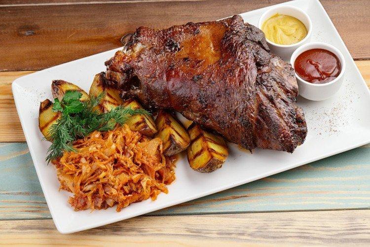 Codillo de cerdo con col al horno