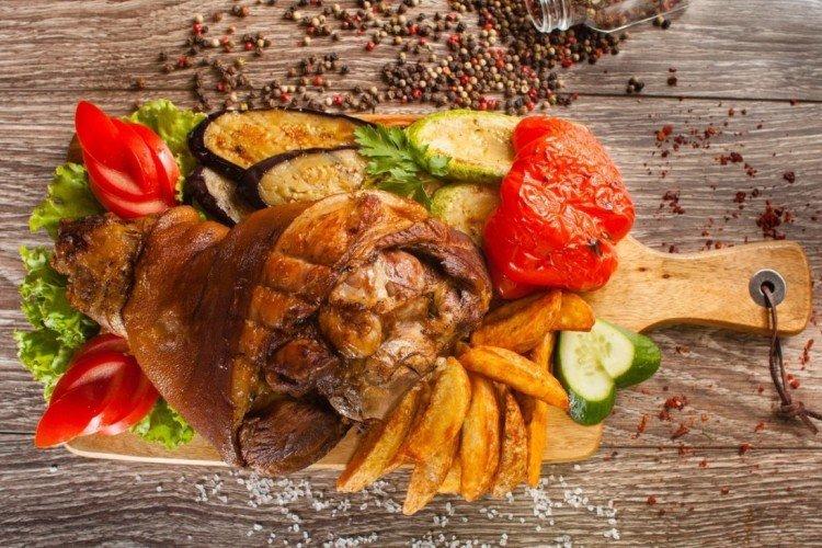 Codillo de cerdo asado con verduras