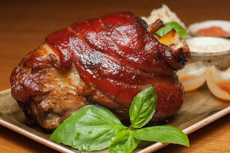 Codillo de cerdo en cerveza y mayonesa