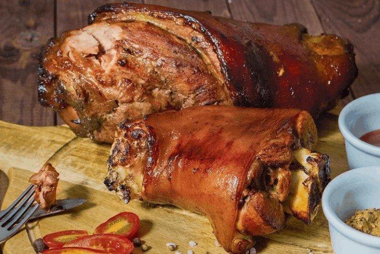 Codillo de cerdo asado en sidra
