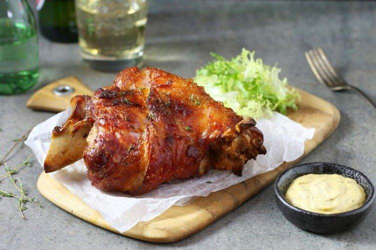 Codillo de cerdo asado en adobo de soja y mostaza