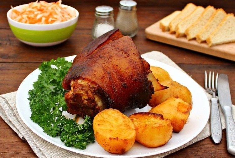 Codillo de cerdo con patatas al horno