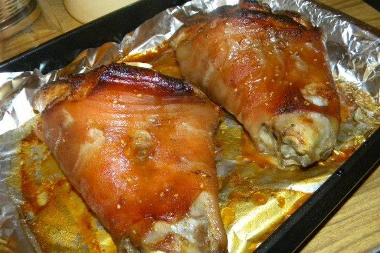 Codillo de cerdo asado en papel de aluminio