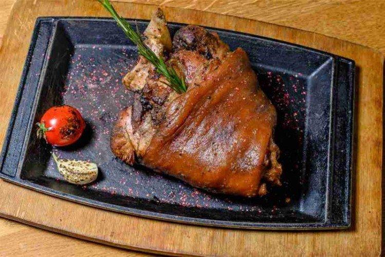 Codillo de cerdo en vino tinto