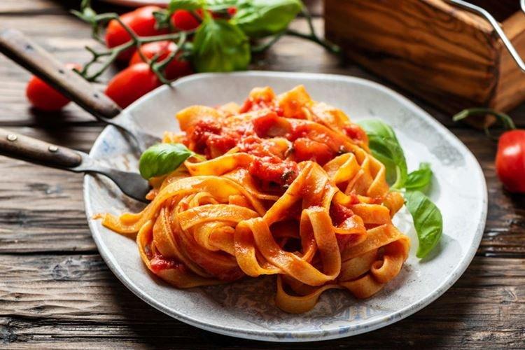Fettuccine Pasta in Tomato Sauce