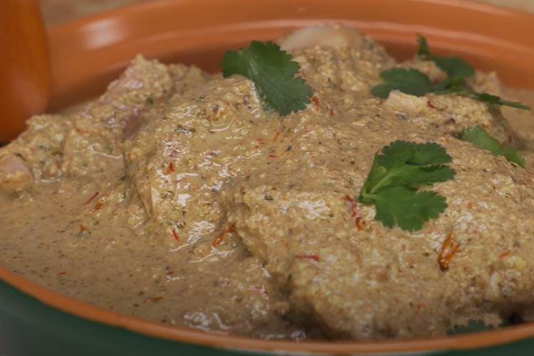 Satsivi al estilo georgiano con pollo entero