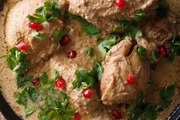 Satsivi con pollo y zumo de granada
