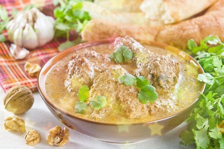 Satsivi con pollo y verduras