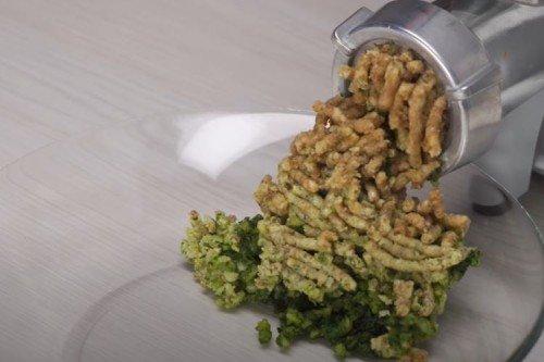 Satsivi al estilo georgiano con pollo entero