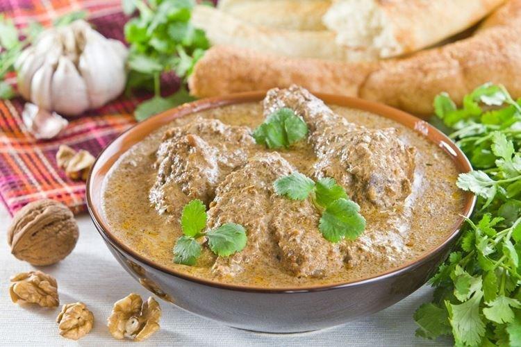 Satsivi al estilo georgiano con pimentón