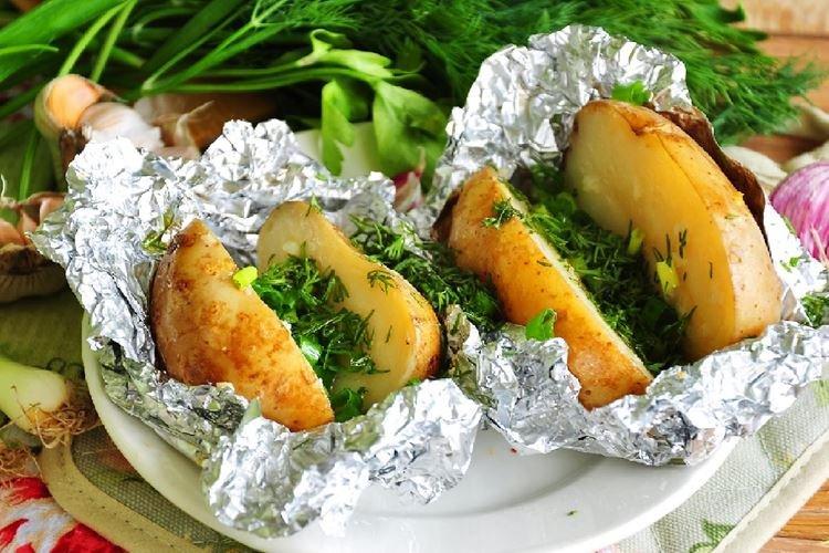 Patatas asadas en papel de aluminio al horno: 15 recetas deliciosas
