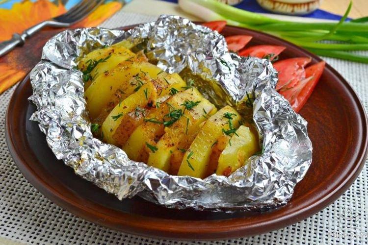 Patatas con tocino, asadas en papel de aluminio