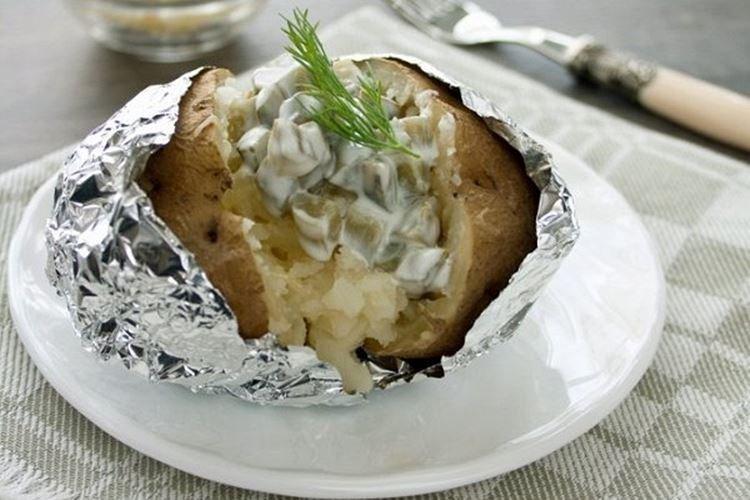 Patatas asadas con pepinillos