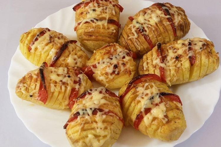 Patatas con tomates, asadas en papel de aluminio