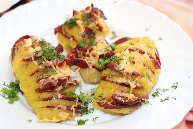 Patatas asadas con salchicha