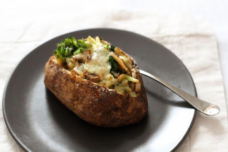 Patatas con champiñones, asadas al horno