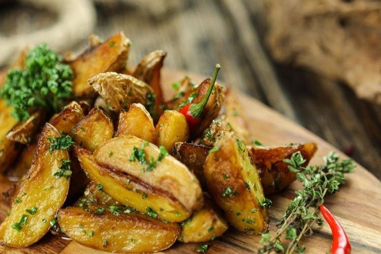 Patatas asadas con hierbas en papel de aluminio