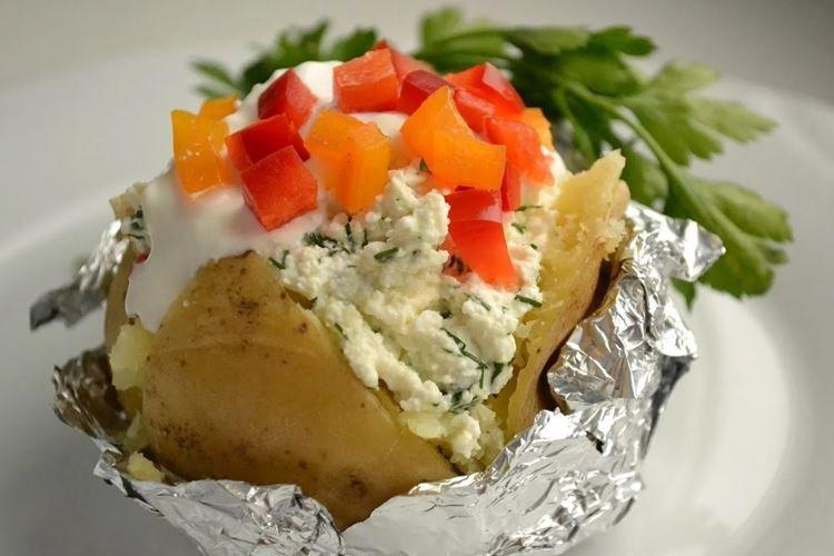 Patatas asadas con queso feta en papel de aluminio