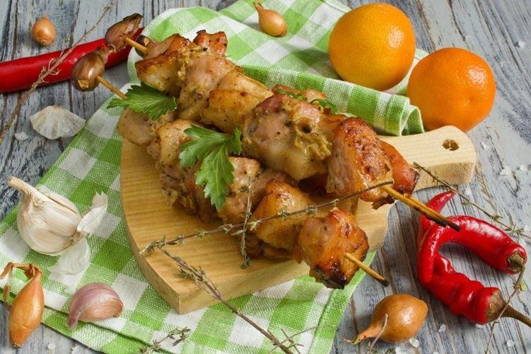 Brochetas de cerdo en jugo de tomate