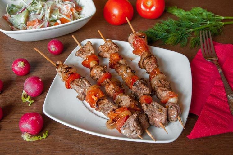 Brochetas de cerdo en adobo de vino