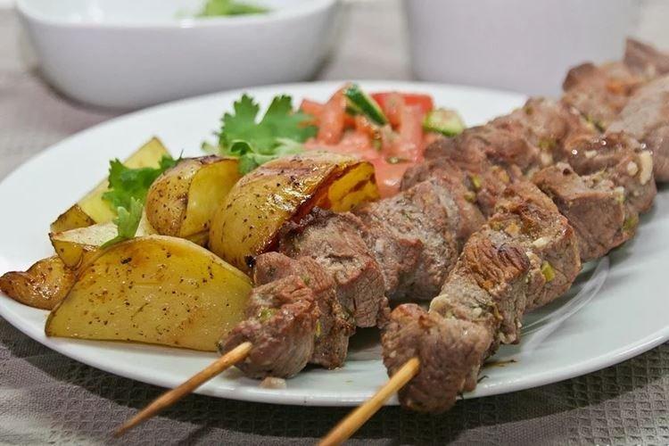 Brochetas de cerdo con patatas al horno